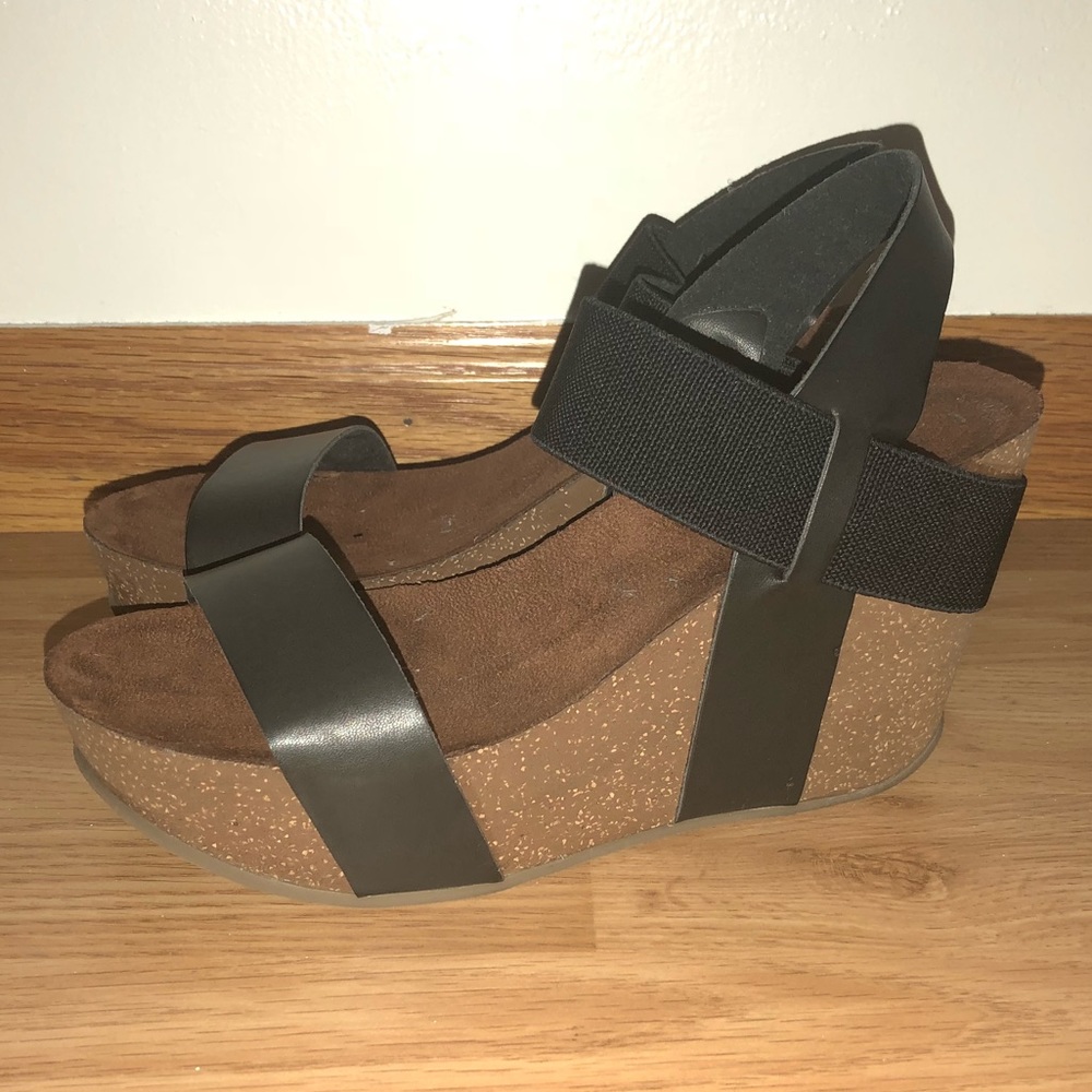 Mia platform wedges 7.5